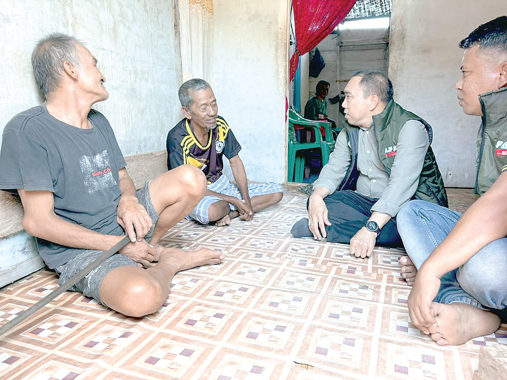 alon Wakil Wali Kota Kendari Andi Sulolipu berdiskusi dengan warga Kampung Pelangi, Kelurahan Tondonggeu, Kecamatan Abeli, Kota Kendari, akhir pekan lalu. (IST)