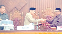 PRIORITAS PEMBANGUNAN : Bupati Butur, Dr. H. Muhammad Ridwan Zakariah (tengah) didampingi Wakilnya, Ahali, MH., ketika menyerahkan nota pengantar rancangan KUA-PPAS tahun 2025 kepada Wakil Ketua II DPRD Sujono, S.Ars (kanan) dalam sebuah rapat paripurna. (DISKOMINFO KABUPATEN BUTON UTARA FOR KENDARI POS)