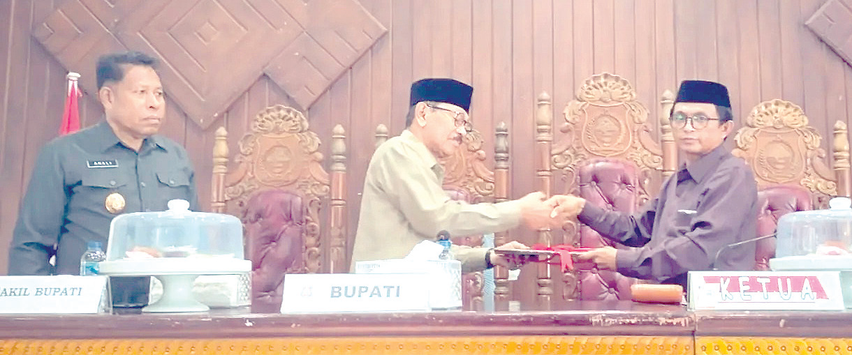 PRIORITAS PEMBANGUNAN : Bupati Butur, Dr. H. Muhammad Ridwan Zakariah (tengah) didampingi Wakilnya, Ahali, MH., ketika menyerahkan nota pengantar rancangan KUA-PPAS tahun 2025 kepada Wakil Ketua II DPRD Sujono, S.Ars (kanan) dalam sebuah rapat paripurna. (DISKOMINFO KABUPATEN BUTON UTARA FOR KENDARI POS)