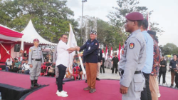 Kordiv Sosialisasi, Pendidikan Pemilih, Parmas dan SDM KPU Sultra, Amiruddin menerima pataka kirab Pilkada 2024. (IST)