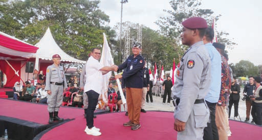 Kordiv Sosialisasi, Pendidikan Pemilih, Parmas dan SDM KPU Sultra, Amiruddin menerima pataka kirab Pilkada 2024. (IST)