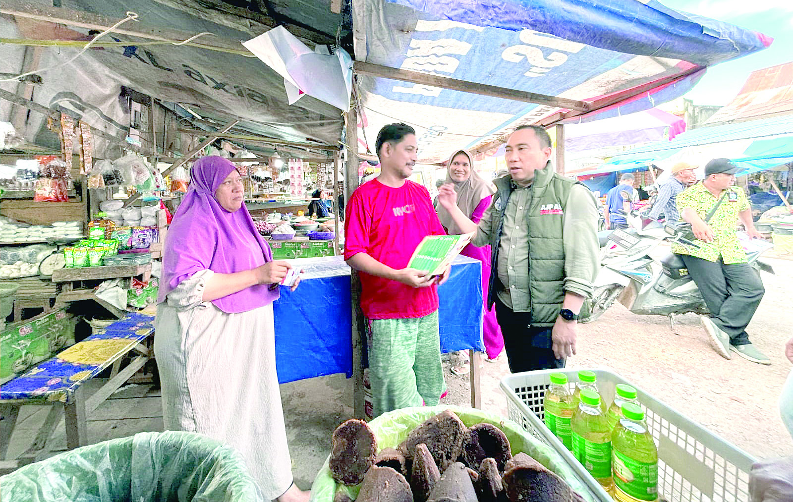 Calon Wakil Wali Kota Kendari Andi Sulolipu menemui pedagang Pasar Anduonohu untuk menyerap aspirasi. (IST)