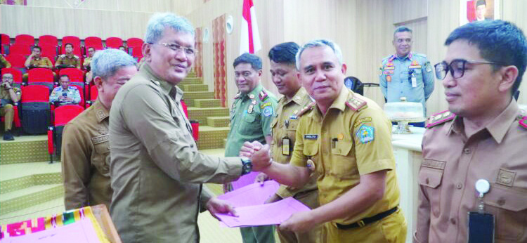 PELANTIKAN : Pj Wali Kota Kendari, Muhammad Yusup menyerahkan SK Plt Kepala Dinas Pemberdayaan Perempuan dan Perlindungan Anak Kota Kendari (P3A) kepada Kabid Pembinaan Tenaga Kependidikan Dinas Pendidikan dan Kebudayaan Kota Kendari, Haslita, kemarin. (AGUS SETIAWAN/KENDARI POS)