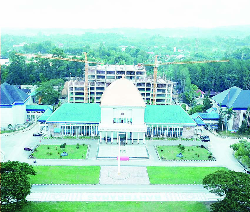 KANTOR GUBERNUR : Pembangunan kantor gubernur tetap berlanjut. Namun proses pengerjaannya tak lagi menambah konstruksi gedung. Tapi lebih difokuskan pada pengerjaan arsitek dan finishing gedung yang telah terbangun (DOKUMEN KENDARI POS)