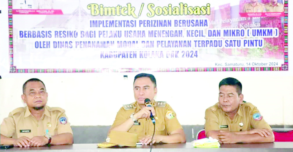 BERI KEMUDAHAN : Pj Bupati Kolaka, Muhammad Fadlansyah saat menghadiri sosialisasi dan bimbingan teknis implementasi perizinan berusaha berbasis risiko bagi pelaku UMKM, di Kecamatan Samaturu, kemarin. (DISKOMINFO KABUPATEN KOLAKA FOR KENDARI POS)