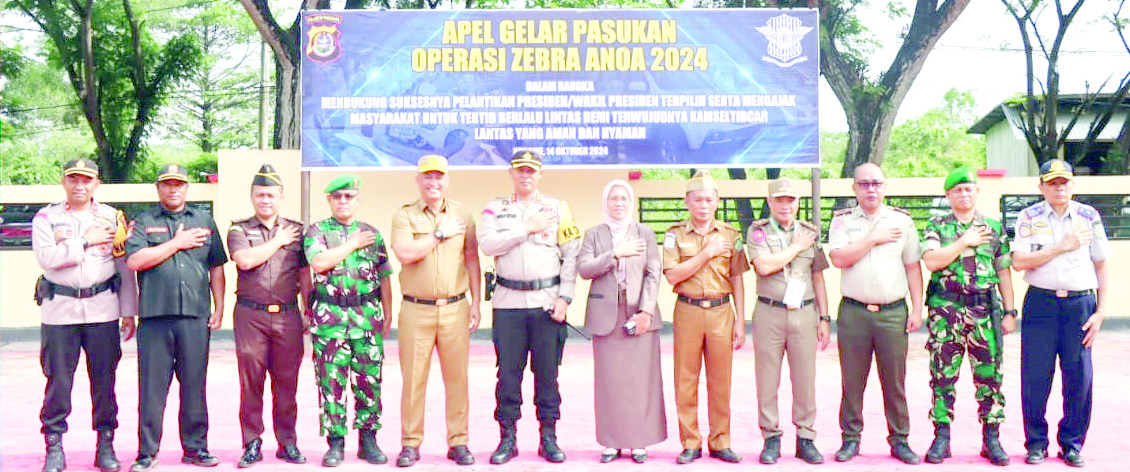 KETERTIBAN LALU LINTAS : Kapolres Konawe AKBP Ahmad Setiadi SIK (enam dari kiri), bersama Sekab, Ferdinand Sapan (lima dari kiri), berpose usai apel gelar pasukan pelaksanaan Operasi Zebra Anoa 2024, kemarin. (ADI HIDAYAT/KENDARI POS)