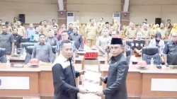 REGULASI BARU : Rapat paripurna pembicaraan tingkat II penetapan dan persetujuan bersama 11 Raperda yang dipimpin Ketua DPRD Kolaka, Syaifullah Halik (kanan) dan dihadiri langsung Pj Bupati, Muhammad Fadlansyah, kemarin. (DISKOMINFO KABUPATEN KOLAKA FOR KENDARI POS)