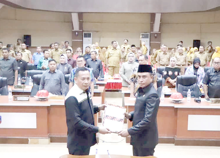 REGULASI BARU : Rapat paripurna pembicaraan tingkat II penetapan dan persetujuan bersama 11 Raperda yang dipimpin Ketua DPRD Kolaka, Syaifullah Halik (kanan) dan dihadiri langsung Pj Bupati, Muhammad Fadlansyah, kemarin. (DISKOMINFO KABUPATEN KOLAKA FOR KENDARI POS)