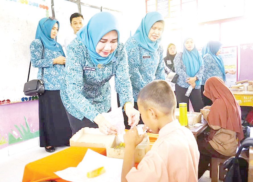 KESADARAN PAJAK : Launching jenis layanan penerbitan STNK baru dan perpanjangan lima tahun pada UPTB Samsat Butur yang turut dihadiri Asisten Pemerintahan dan Kesra Setkab, Mansur. (DISKOMINFO KABUPATEN BUTON UTARA FOR KENDARI POS)