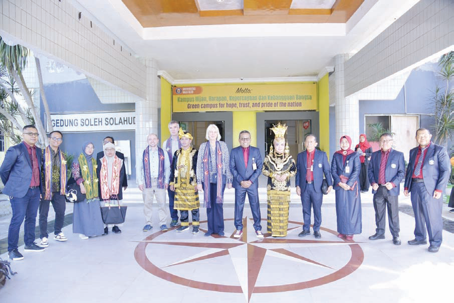 Foto bersama Rektor UHO, Prof. Dr. Muhammad Zamrun Firihu, S.Si., M.Si., M.Sc., bersama Tim ASIIN saat visitasi lapangan, beberapa waktu lalu. (IST)