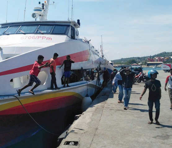 PENUMPANG : Jumlah penumpang domestik angkutan laut dan udara mengalami penurunan pada Agustus dibanding Juli 2024. Namun dibandingkan periode yang sama 2023, justru mengalami peningkatan. Nampak aktivitas penumpang kapal laut di Pelabuhan Nusantara, Kendari. (ANGGORO/KENDARI POS)