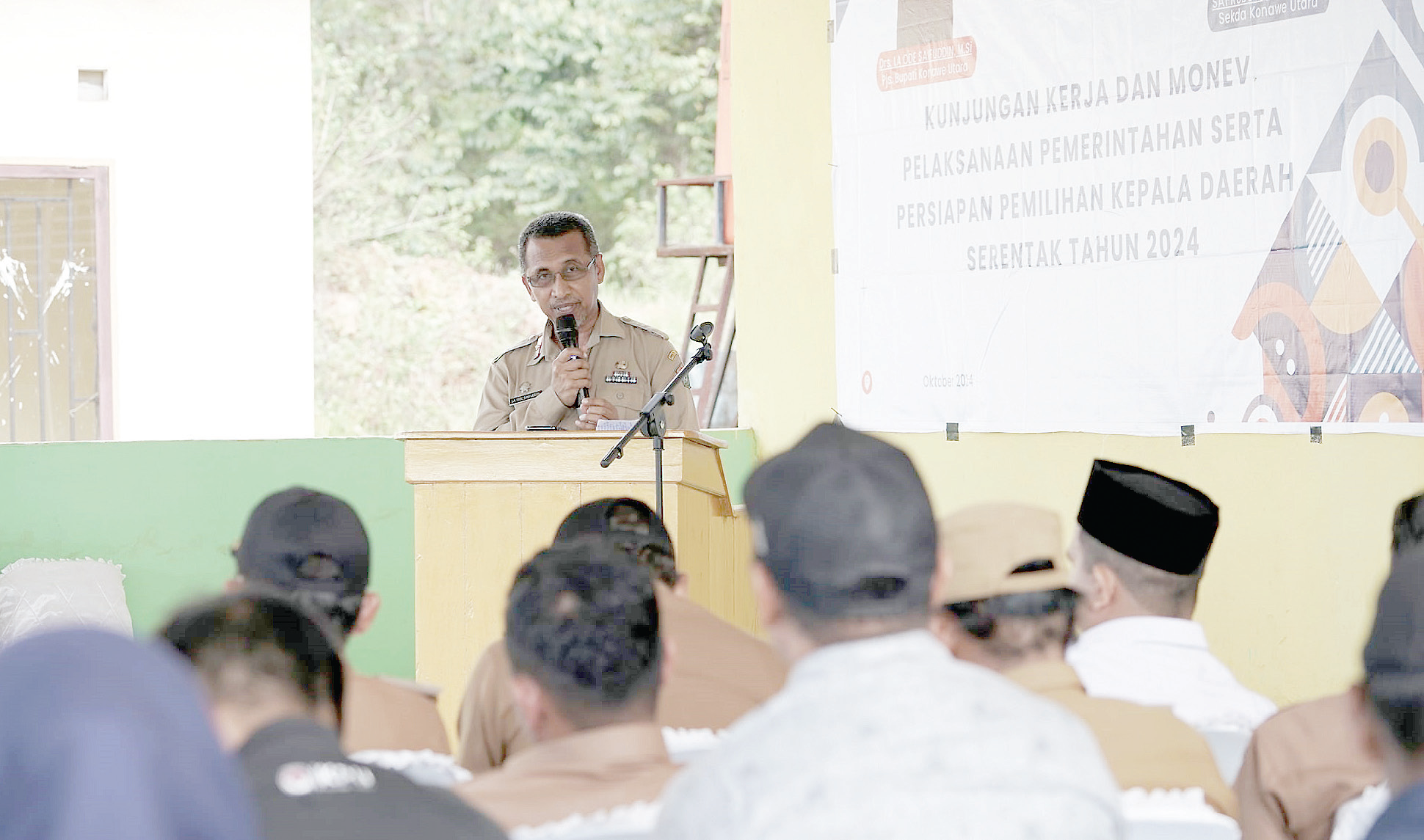 PEMANTAUAN : Pjs Bupati Konut, La Ode Saifuddin, terus melakukan kunjungan kerja di otorita kendalinya. Terbaru, ia mendatangi tiga kecamatan sekaligus, Lembo, Sawa dan Motui. Kegiatan serupa terus dilakukan ke wilayah lainnya untuk memastikan jalannya pemerintahan serta meninjau persiapan pelaksanaan Pilkada serentak. (PROKOPIM SETKAB KONAWE UTARA FOR KENDARI POS)