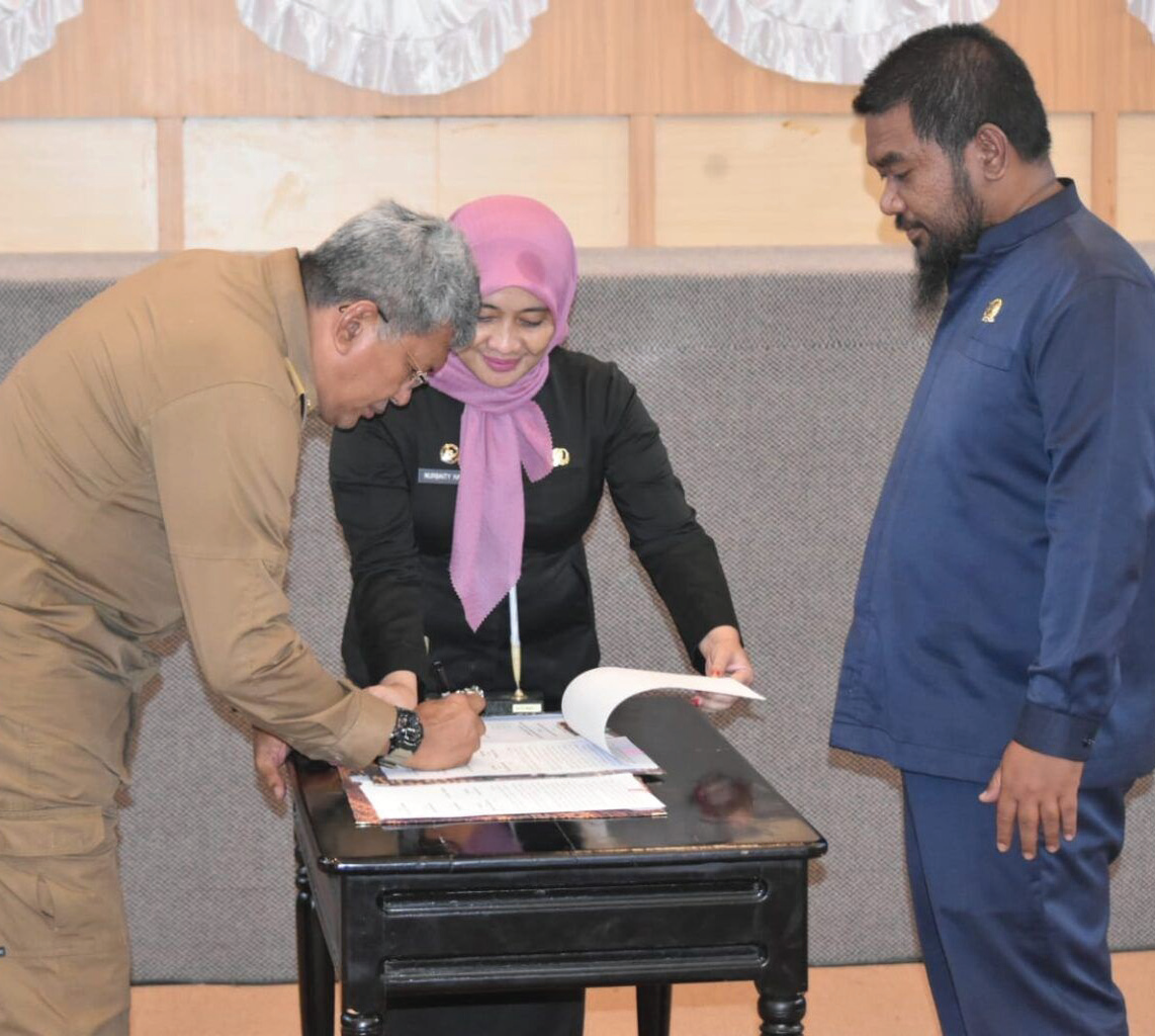 KUA PPAS APBD 2025 : Pj Wali Kota Kendari, Muhammad Yusup (kiri) menandatangi dokumen KUA PPAS APBD 2025 yang disaksikan Ketua DPRD Kota Kendari, La Ode Muhammad Inarto (kanan) di Balai Kota Kendari, kemarin. (AGUS SETIAWAN/KENDARI POS)