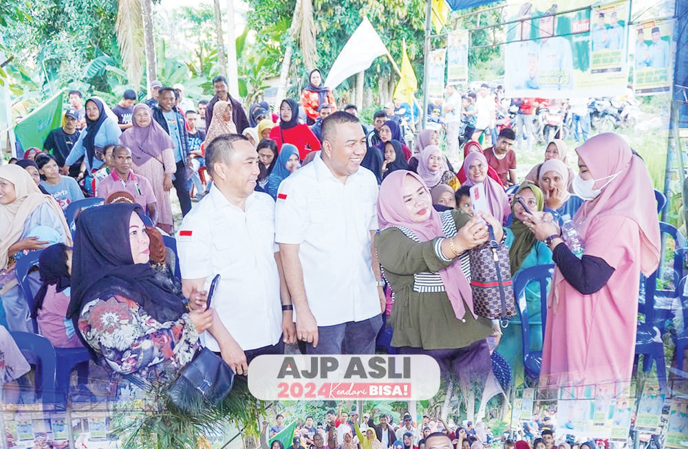 Calon Wali Kota Kendari, Aksan Jaya Putra (tengah) dan calon Wakil Wali Kota Kendari, Andi Sulolipu (2 dari kiri) saat kampanye di Amohalo, Kelurahan Baruga Kecamatan Baruga, baru-baru ini. (IST)