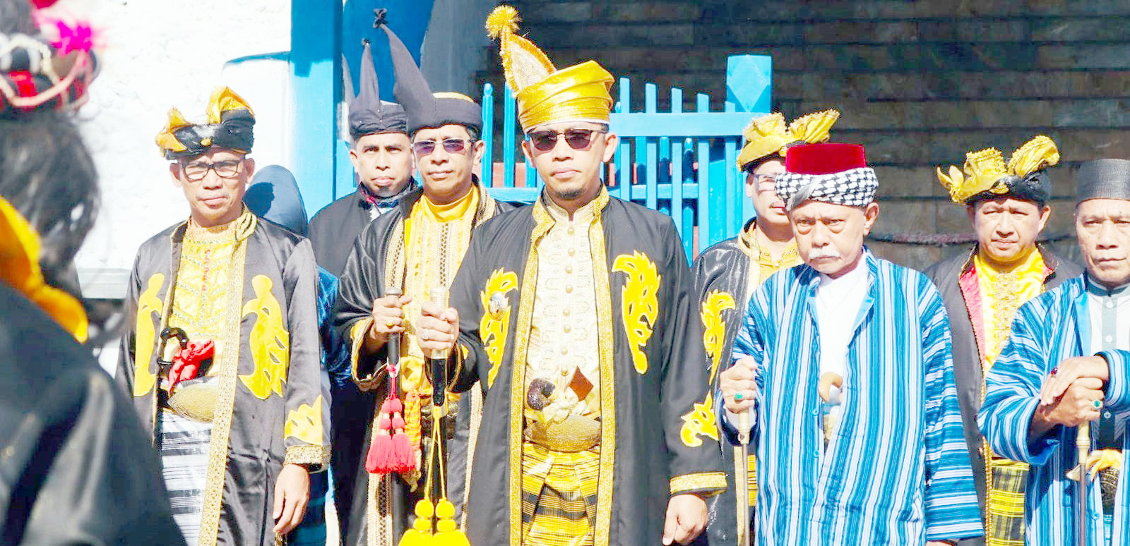 LESTARIKAN TRADISI : Pj Wali Kota Baubau, Dr. H. Muh. Rasman Manafi (tengah) didampingi Pj Sekot, La Ode Aswad, M.Si (kiri) ketika mengikuti ritual Santiago, tradisi ziarah ke makam pemimpin Kesultanan Buton, sebagai rangkaian peringatan hari jadi daerah tersebut. (DISKOMINFO KOTA BAUBAU FOR KENDARI POS)