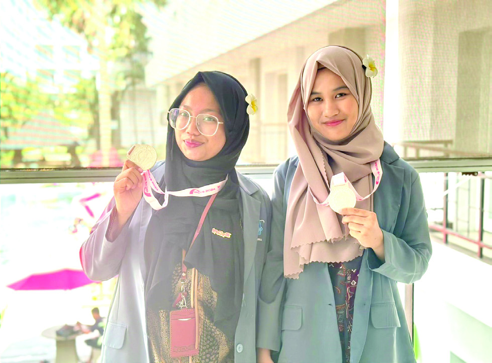 Cheelsy Ameylia Lubis (kiri) dan Anindhita Dea Shafira (kanan), siswi MAN Insan Cendekia Kota Kendari, meraih medali perak pada ajang International Research Competition for Young Scientist (IRCYS) 2024 di Bali. (Dok. MAN IC Kendari)