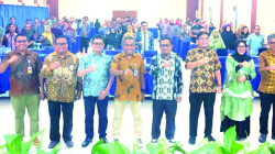 Rektor UHO, Prof. Dr. Muhammad Zamrun, bersama para dekan UHO, berfoto bersama usai kegiatan. (Humas UHO for Kendari Pos)