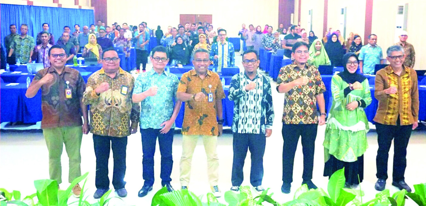 Rektor UHO, Prof. Dr. Muhammad Zamrun, bersama para dekan UHO, berfoto bersama usai kegiatan. (Humas UHO for Kendari Pos)