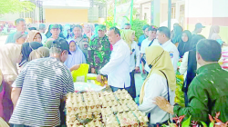 HARI PANGAN: Asisten II Kolaka Setkab Kolaka, H. Abbas saat memantau kegiatan gelar pangan murah di kantor Camat Wundulako, kemarin. (ZULFADLY NUR/ KENDARI POS)