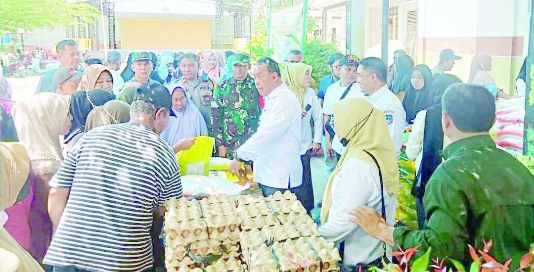 HARI PANGAN: Asisten II Kolaka Setkab Kolaka, H. Abbas saat memantau kegiatan gelar pangan murah di kantor Camat Wundulako, kemarin. (ZULFADLY NUR/ KENDARI POS)