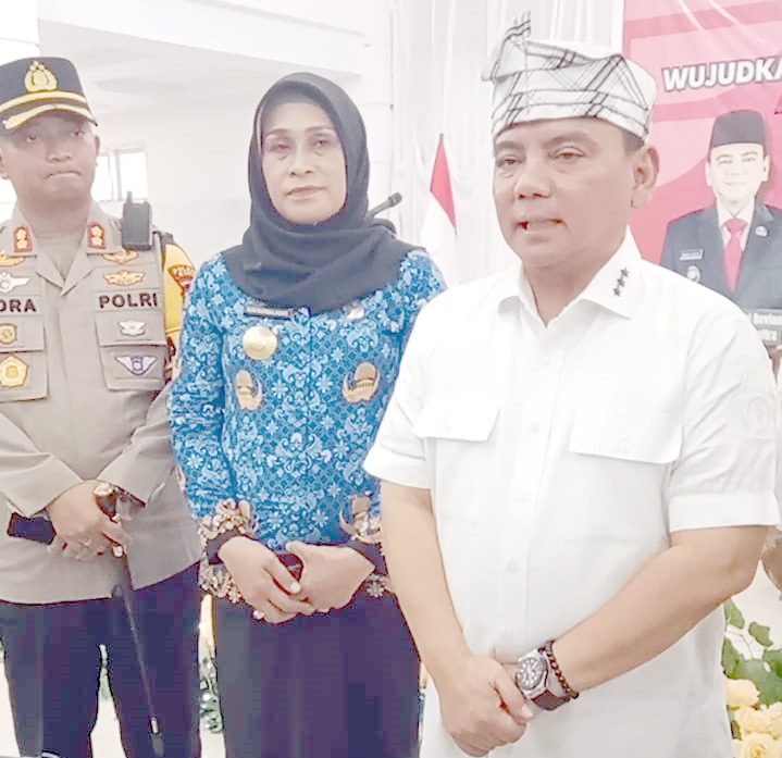 Pj Gubernur Sultra Andap Budhi Revianto didampingi PJs Bupati Muna, Yuni Nurmalawati dan Kapolres Muna. (DEDEH AYU/KENDARI POS)