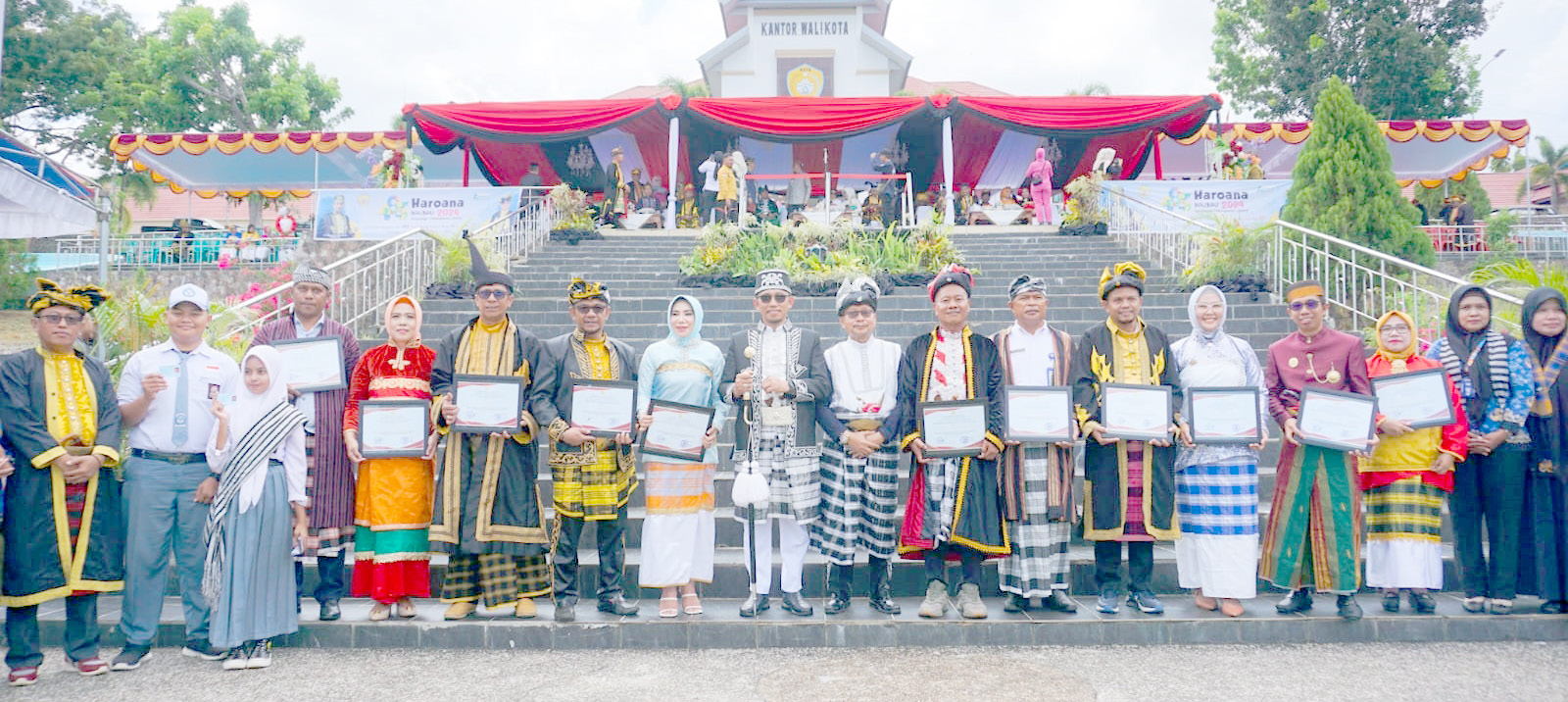 Pj Wali Kota Baubau Rasman bersama kepala OPD usai upacara di Lapangan Kantor Wali Kota Baubau, kemarin. (IST)