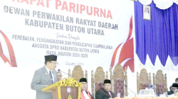 WAKIL RAKYAT : Bupati Buton Utara, Dr. H. Muh. Ridwan Zakariah (kiri) ketika menyampaikan sambutan dalam seremoni pelantikan 20 anggota DPRD kabupaten terpilih tahun 2024-2029. (DISKOMINFO KABUPATEN BUTON UTARA FOR KENDARI POS)