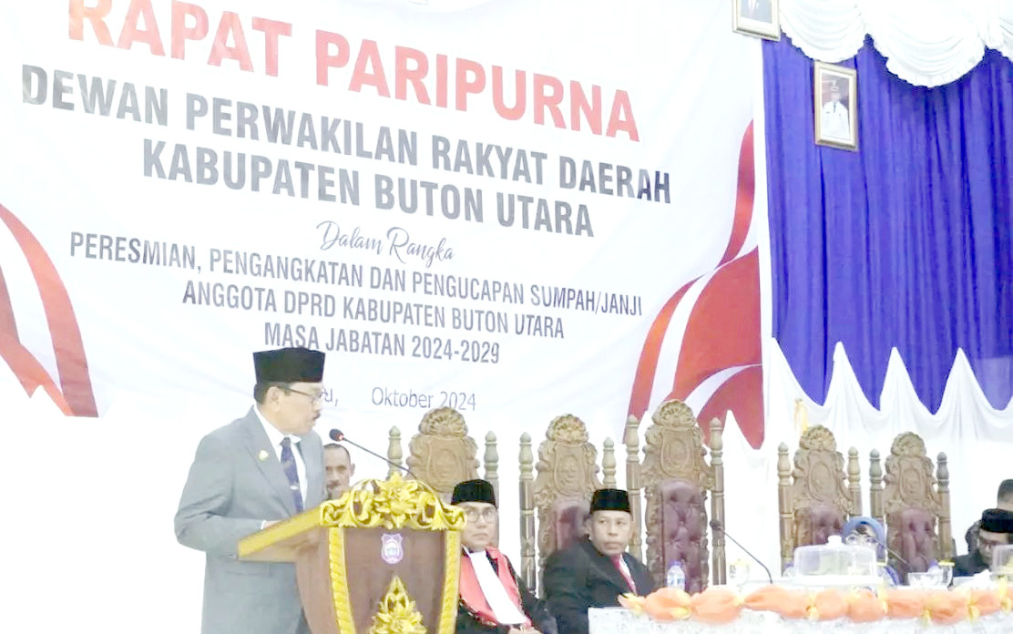 WAKIL RAKYAT : Bupati Buton Utara, Dr. H. Muh. Ridwan Zakariah (kiri) ketika menyampaikan sambutan dalam seremoni pelantikan 20 anggota DPRD kabupaten terpilih tahun 2024-2029. (DISKOMINFO KABUPATEN BUTON UTARA FOR KENDARI POS)