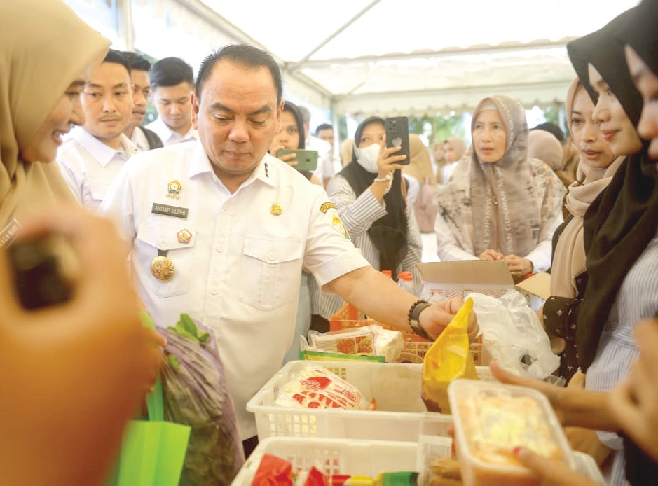 PANGAN MURAH : PJ Gubernur Sultra Andap Budhi Revianto menghadiri giat Gerakan Pangan Murah di pelataran kantor Camat Poasia kemarin. (RAHMA SAFITRI/KENDARI POS)