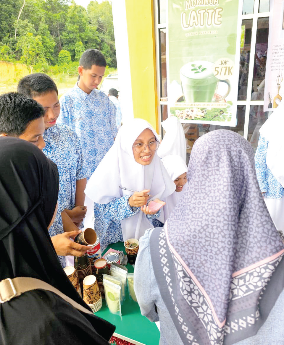 LATIH WIRAUSAHAAN MUDA : Siswa-siswa MAN IC Kendari menampil berbagai kreatifitas pada kegiatan P5RA kemarin. (AWAL NURJADIN/KENDARI POS)