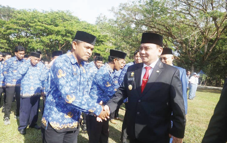 HARI KESAKTIAN PANCASILA : PJ Gubernur Sultra Andap Budhi Revianto menyalami para pegawai usai upacara peringatan Hari Kesaktian Pancasila di pelataran kantor Setprov Sultra kemarin. (RAHMA SAFITRI/KENDARI POS)