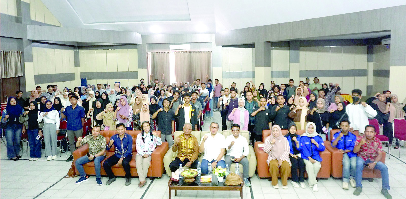 Duduk : Direktur Kendari Pos, Irwan Zainuddin (5 dari kiri), Ketua Prodi Jurnalistik, Marsia Sumule Genggong, S.Sos., M.I.Kom (3 dari kiri), bersama manajemen Kendari Pos, dosen, dan mahasiswa Prodi Jurnalistik Fisip UHO usai kuliah umum, Jumat (18/10/2024). (MUH.ABDI ASMAUL AMRIN / KENDARI POS)