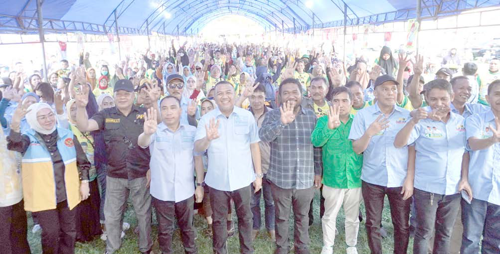 Pasangan Calon Wali Kota dan Wakil Wali Kota Kendari, Aksan Jaya Putra-Andi Sulolipu bersama masyarakat yang hadir dalam kampanye dialogis di Lapangan Torada, Kelurahan Puuwatu, Kecamatan Puuwatu, Jumat (18/10/2024) sore. (IST)