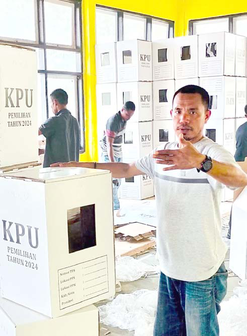 Ketua KPU Wakatobi, La Deni tengah memantau kesiapan logistik pemilu. (IST)