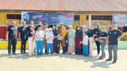 Muhammad Abdu (kiri), Ketua IARMI Sultra sekaligus Dekan Fakultas Farmasi UHO, Prof. Dr. Ruslin, S.Pd., M.Si. (lima dari kiri), Kepala Sekolah SDN 100 Kendari, Walmiati, S.Pd., M.Pd. (delapan dari kanan), serta guru-guru SDN 100 Kendari dan Komunitas IGO HM. (SITI SRIWAHYUNI/KENDARI POS)