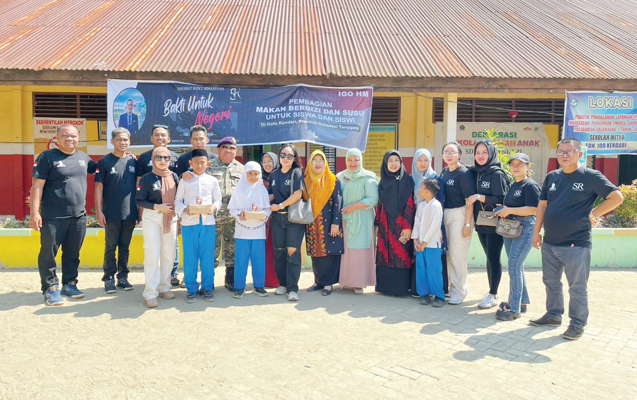 Muhammad Abdu (kiri), Ketua IARMI Sultra sekaligus Dekan Fakultas Farmasi UHO, Prof. Dr. Ruslin, S.Pd., M.Si. (lima dari kiri), Kepala Sekolah SDN 100 Kendari, Walmiati, S.Pd., M.Pd. (delapan dari kanan), serta guru-guru SDN 100 Kendari dan Komunitas IGO HM. (SITI SRIWAHYUNI/KENDARI POS)