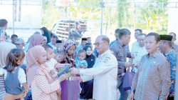 KUATKAN SINERGI : Bupati Konsel, H. Surunuddin Dangga, ketika menyalurkan sejumlah bantuan ke masyarakat dalam rangka Monev pengentasan tengkes dan kemiskinan ekstrem di otoritanya. (DISKOMINFO KABUPATEN KONAWE SELATAN FOR KENDARI POS)