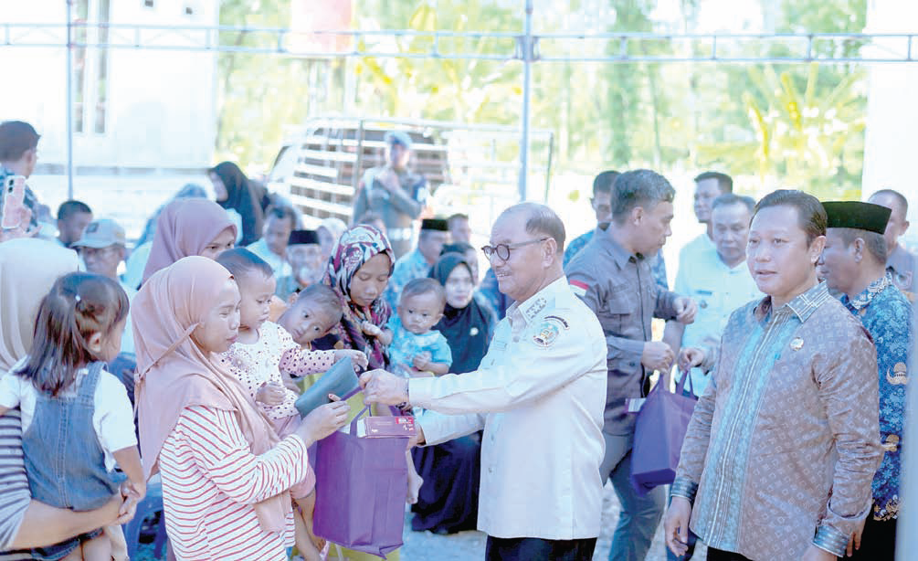 KUATKAN SINERGI : Bupati Konsel, H. Surunuddin Dangga, ketika menyalurkan sejumlah bantuan ke masyarakat dalam rangka Monev pengentasan tengkes dan kemiskinan ekstrem di otoritanya. (DISKOMINFO KABUPATEN KONAWE SELATAN FOR KENDARI POS)