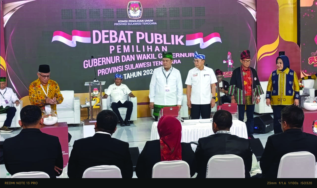 4 pasangan calon (paslon) Gubernur dan Wakil Gubernur Sultra adu gagasan dalam debat publik pertama di Kota Baubau, Sabtu (19/10/2024). Tampak calon gubernur Ruksamin, Andi Sumangerukka, Lukman Abunawas, dan Tina Nur Alam menanti pertanyaan yang diambil panelis dari fish bowl. (IST)