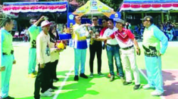 Kepala SMAN 6 Kendari, Idham (berbaju kuning), bersama guru pendamping peserta, saat melepas balon udara sebagai tanda resmi dimulainya Smanam Volleyball Cup Season V. (EWIN ENDANG SAHPUTRI/KENDARI POS)