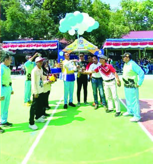 Kepala SMAN 6 Kendari, Idham (berbaju kuning), bersama guru pendamping peserta, saat melepas balon udara sebagai tanda resmi dimulainya Smanam Volleyball Cup Season V. (EWIN ENDANG SAHPUTRI/KENDARI POS)