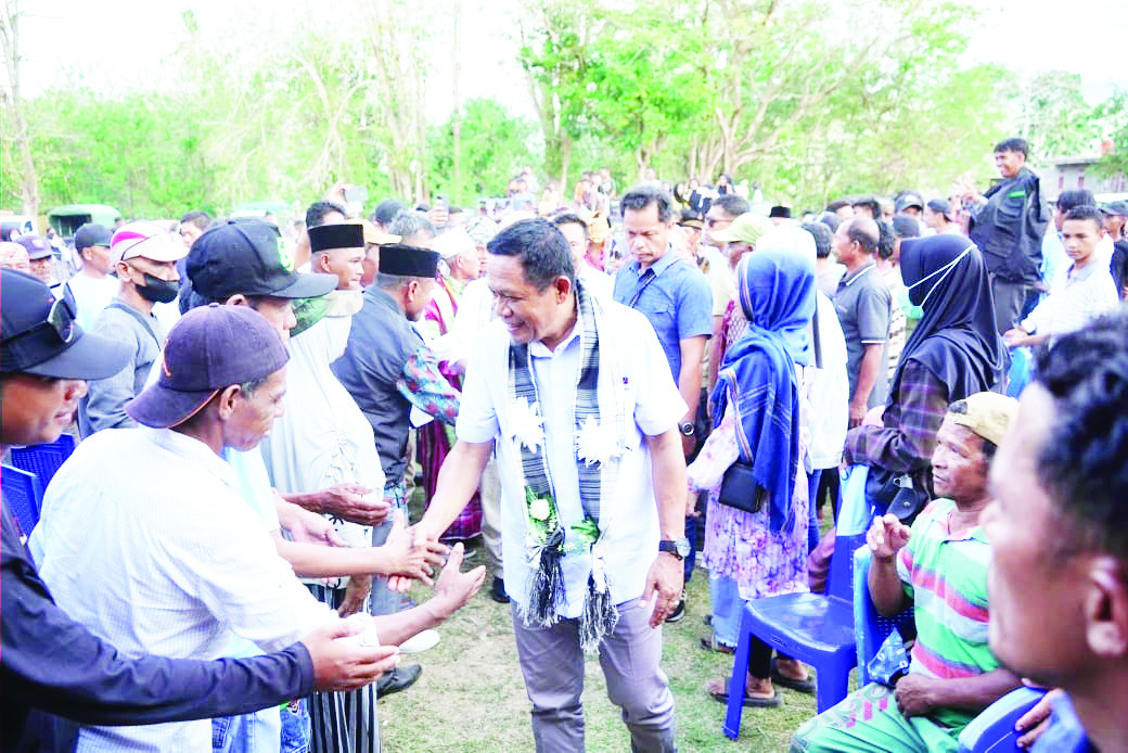 Calon Wakil Gubernur Sultra, Hugua (tengah) disambut masyarakat Kecamatan Sampolawa Kabupaten Buton Selatan dalam kampanye terbuka, Rabu (2/10/2024). (IST)