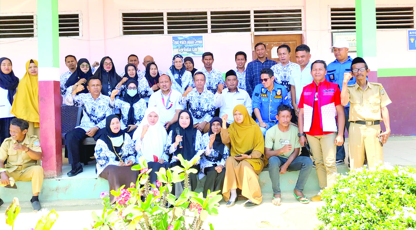 SUPPORT: Pengurus PGRI Konsel bersama lintas organisasi menyuarakan dukungan untuk Supriyani, kemarin. Mereka berharap keadilan ditegakkan untuknya dan dibebaskan. (I Ngurah Pandi/ Kendari Pos)