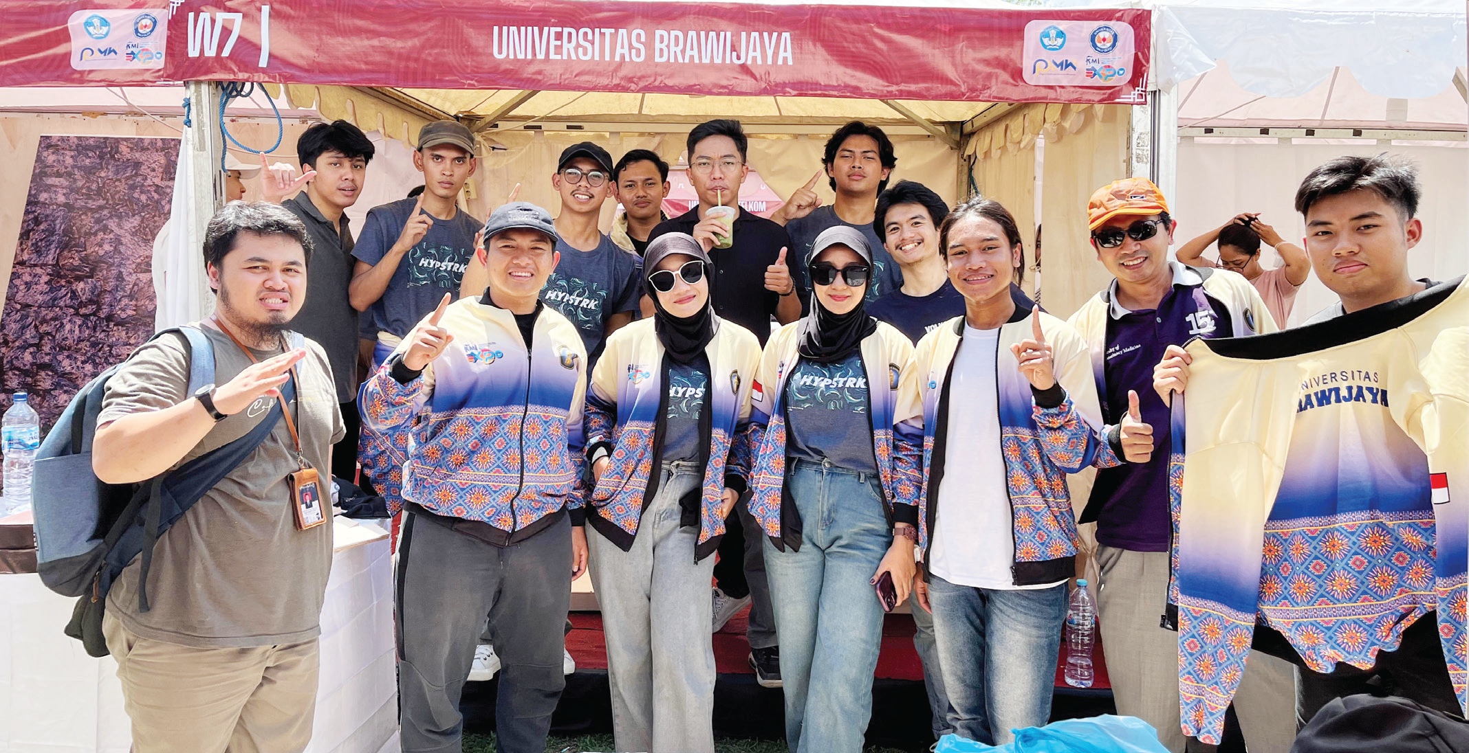 Tim Universitas Brawijaya berfoto di depan Stand Pameran Expo XV 2024 di Lapangan Bola 2 UHO. (IST)