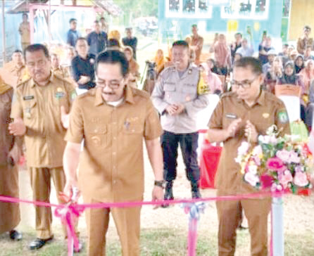 Pj Bupati Bombana Edy melaunching Rumah Klinik Hukum, kemarin. (IST)