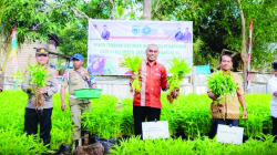 Pj Bupati Buteng Kostantinus Bukide (tengah) meninjau dan turut panen perdana sayuran di pekarangan rumah masyarakat Kecamatan Mawasangka, baru-baru ini. (ERLIN IPO / KENDARI POS)