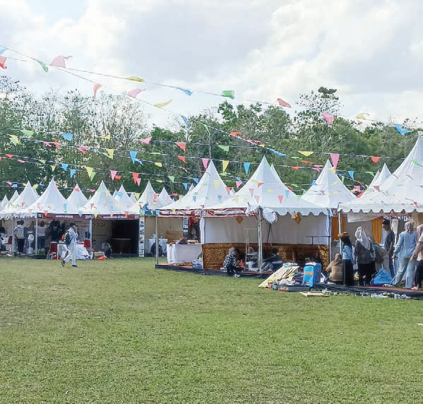 Para peserta sedang sibuk menata stand pameran KMI Expo XV 2024 di Lapangan Bola 2 UHO, Selasa (22/10). (IST)