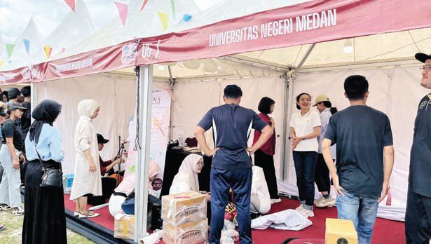 Tim Unimed tengah mendekor stand jelang pembukaan KMI Expo XV 2024 di UHO, Rabu (23/10). (IST)