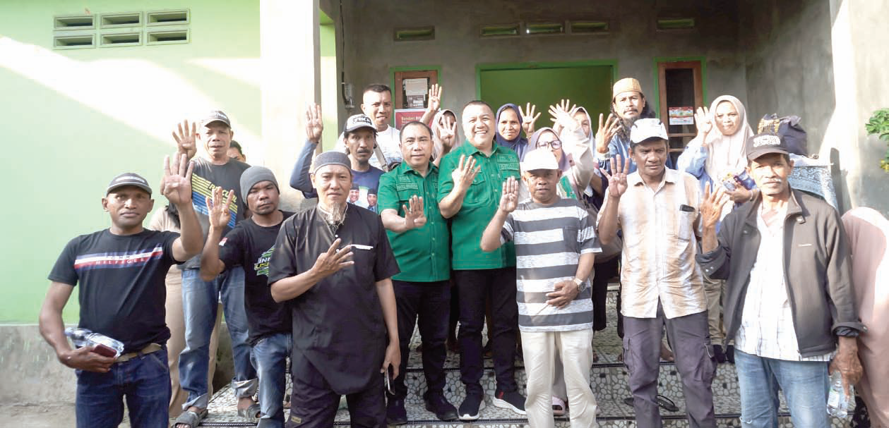 Pasangan Calon Wali Kota dan Wakil Wali Kota Kendari, Aksan Jaya Putra dan Andi Sulolipu (AJP-ASLI) bersama warga Kelurahan Jati Mekar, kemarin. (IST)