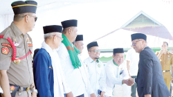 PERJUANGAN SANTRI : Bupati Konsel, H. Surunuddin Dangga (kanan), usai memimpin apel peringatan hari santri tahun 2024 di Lapangan Pondok Pesantren Darul Ulum Nahdlatul Wathan, Desa Bimamaroa, Kecamatan Andoolo Barat, kemarin. (PROKOPIM SETKAB KONAWE UTARA FOR KENDARI POS)